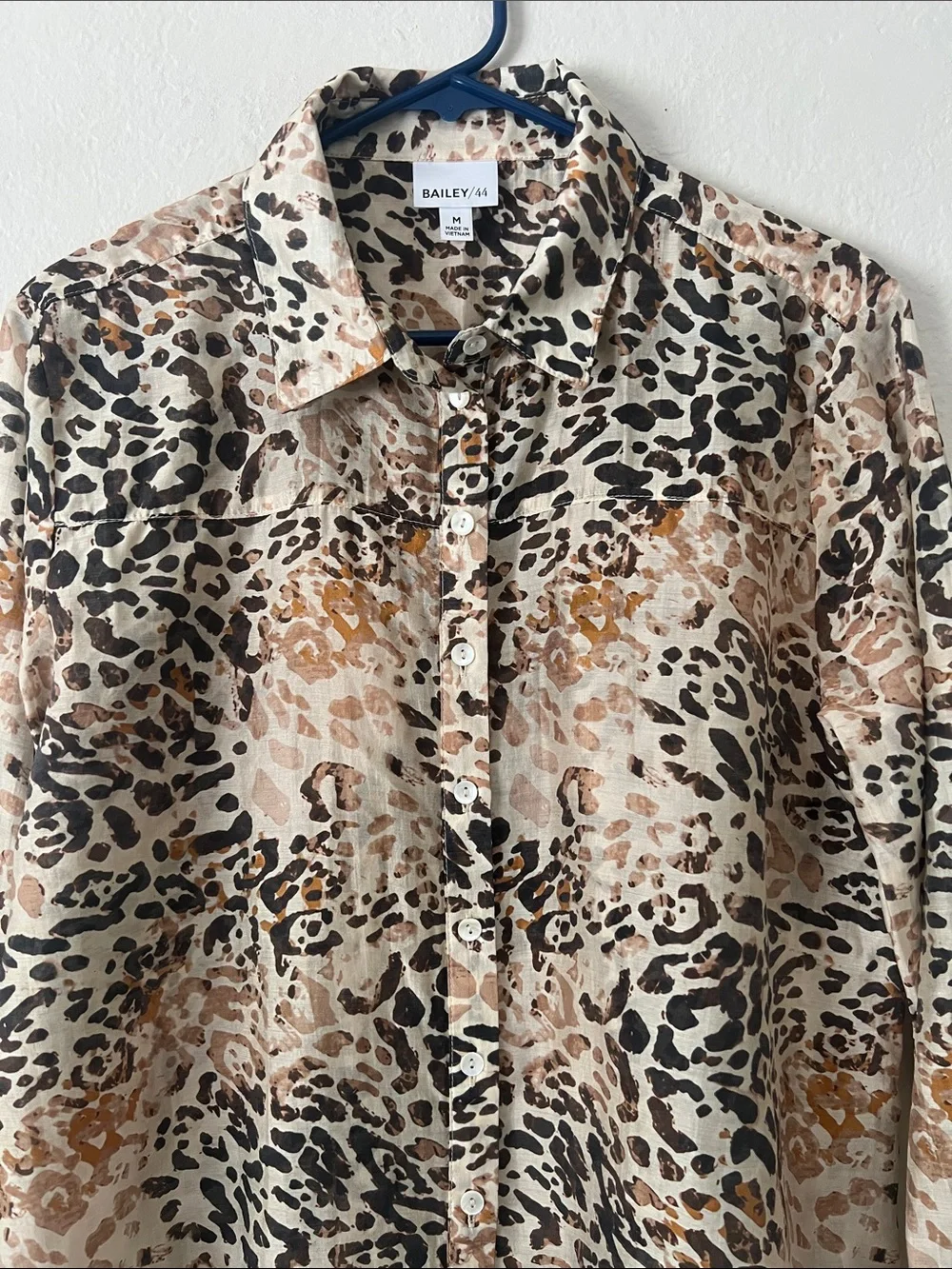 Like New! Bailey 44 Beige Brown Black Animal-Print Button-Up Shirt in M